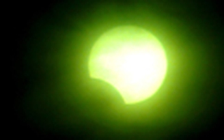 Ngắm nhật thực hình khuyên ở Công viên Biển Đông